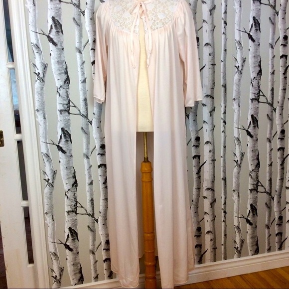 Vintage blush pink housecoat lace tie front. - Picture 3 of 8